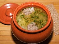Рецепта Супа топчета със свинска кайма и ориз в глинени гювечета на фурна